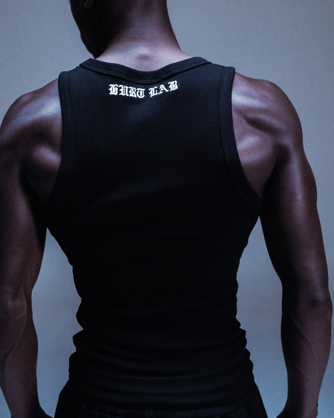 ESSENTIAL EMBROIDERED SINGLET