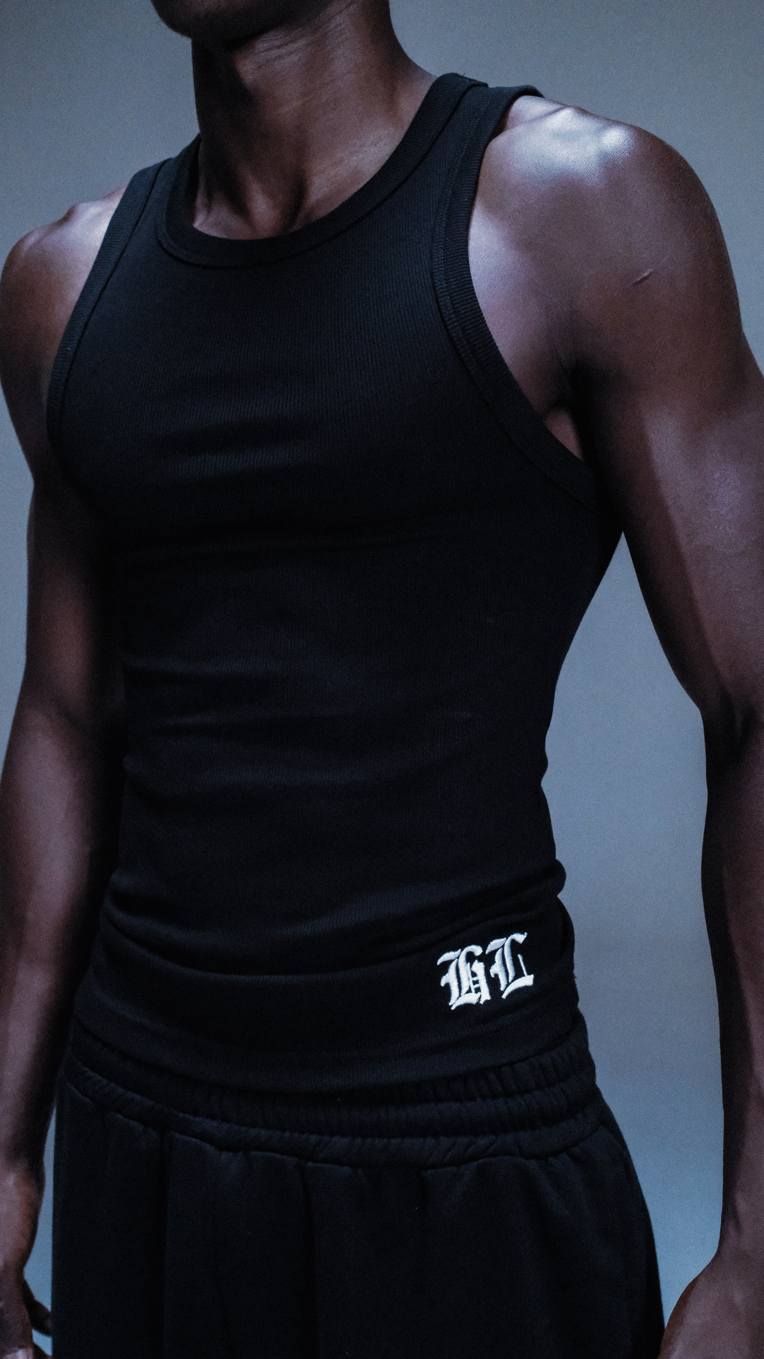 ESSENTIAL EMBROIDERED SINGLET