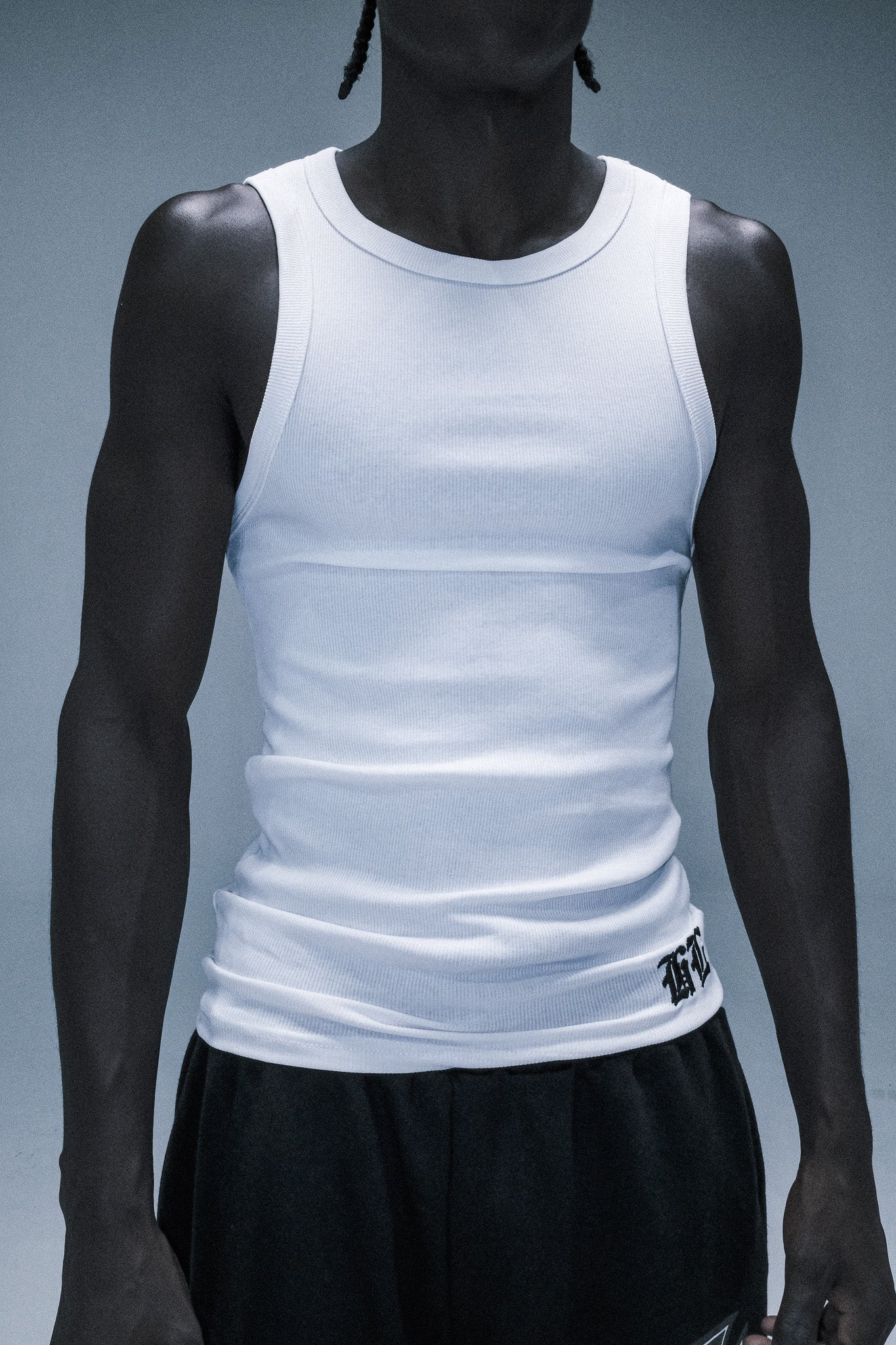 WHITE ESSENTIAL EMBROIDERED SINGLET