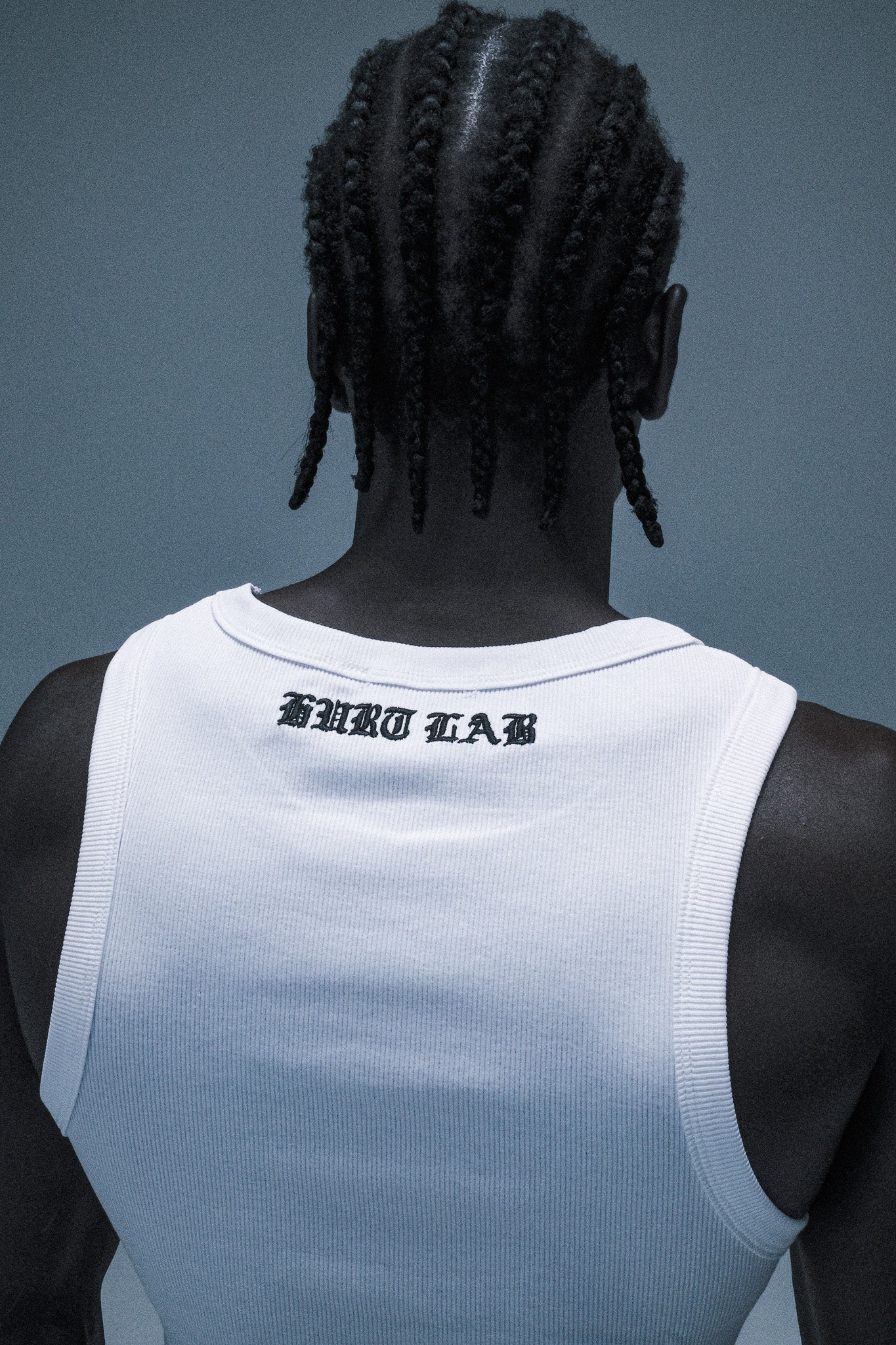 WHITE ESSENTIAL EMBROIDERED SINGLET